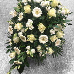 Baltu ziedu bēru vainags