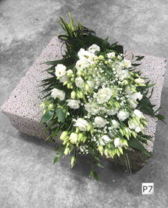 Bēru pušķis ar baltām rozēm