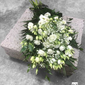 Bēru pušķis ar baltām rozēm