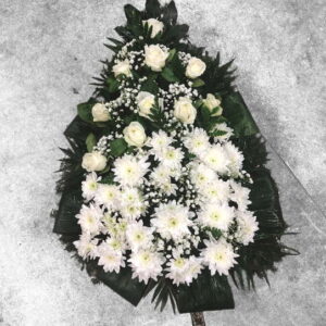 Bēru vainags ar baltām krizantēmām