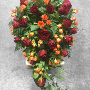 Bēru vainags ar oranžām rozēm