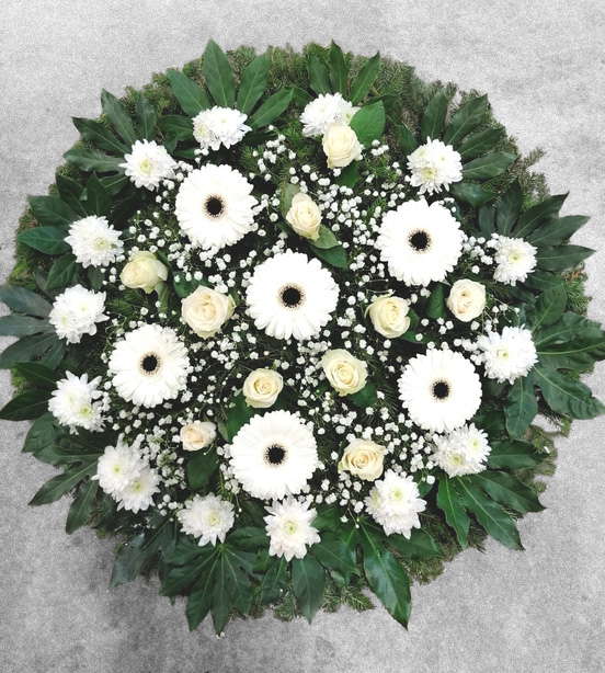 Gaišs bēru vainags ar ziediem