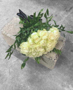 Sēru pušķis ar baltām rozēm