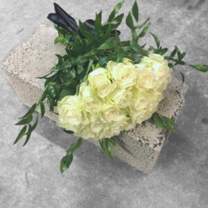 Sēru pušķis ar baltām rozēm