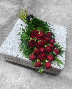 Sēru pušķis ar sarkanām rozēm