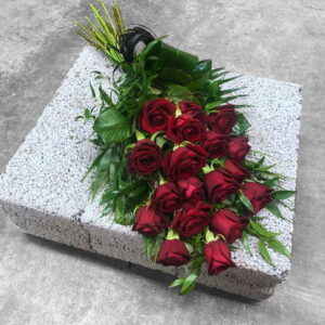 Sēru pušķis ar sarkanām rozēm