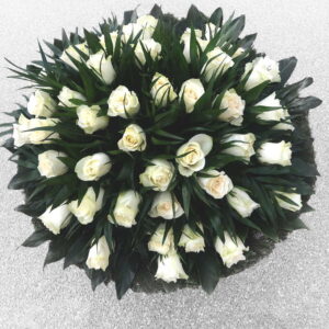 Sēru vainags ar baltām rozēm