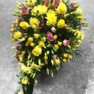 Sēru vainags ar dzelteniem ziediem