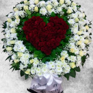 Sirds formas bēru vainags ar rozēm