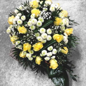 Vainags ar dzeltenām rozēm