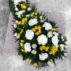 Vainags ar dzelteniem un baltiem ziediem