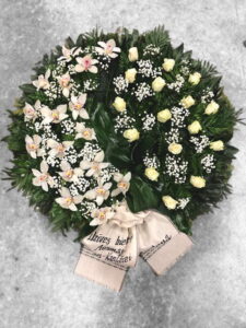 Vainags ar krēmkrāsas rozēm