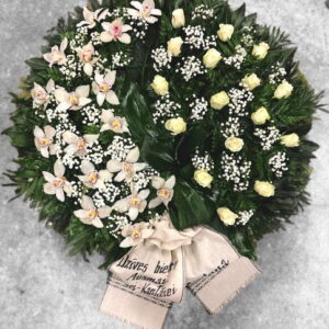 Vainags ar krēmkrāsas rozēm