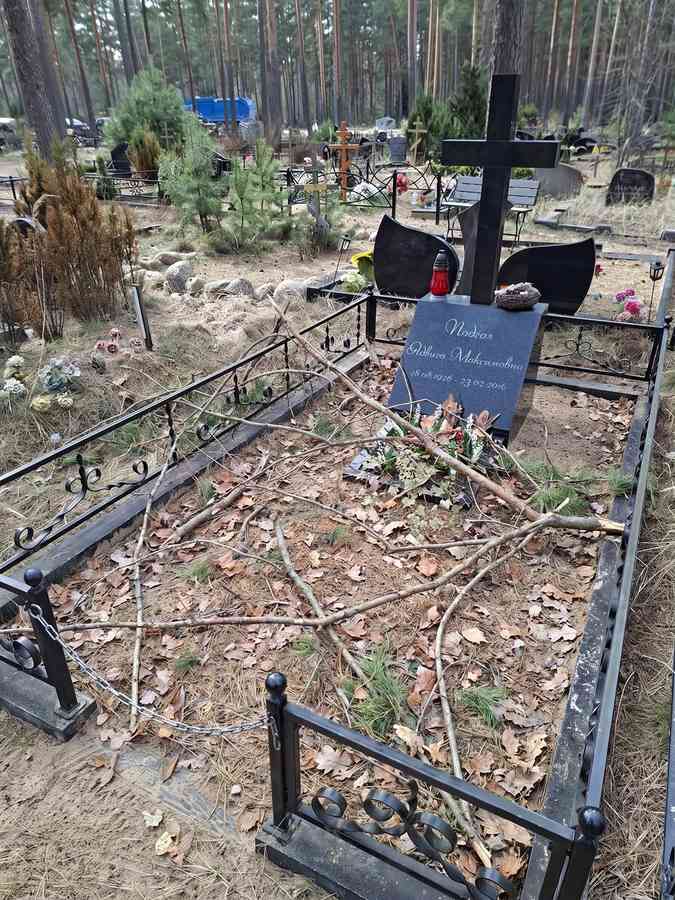 Уход за могилами: заброшенная могилка, заваленная ветками и сухими листьями